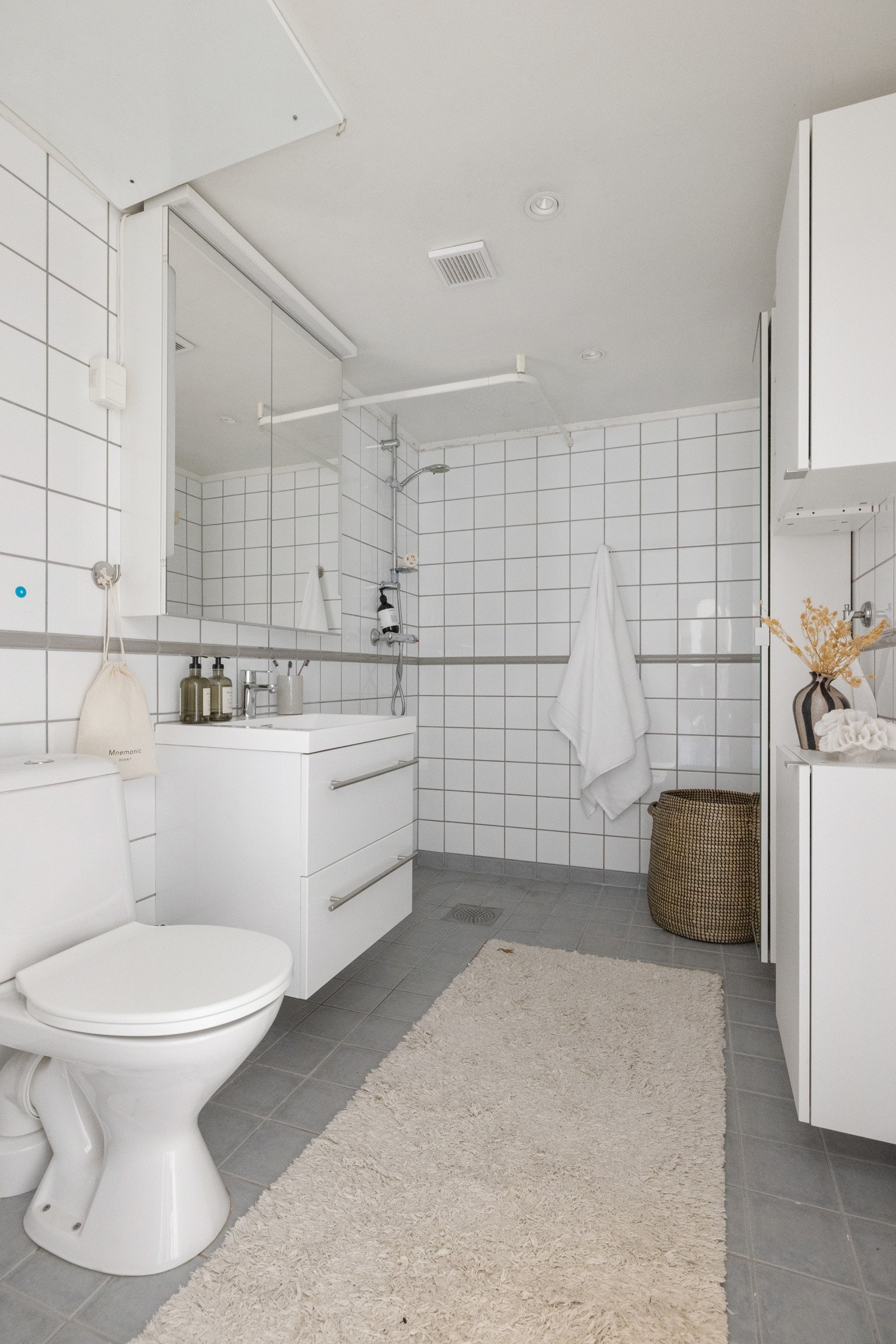 Badet er utstyrt med toalett og dusjhjørne med ettgreps dusjbatteri i rustfritt stål. Galleribilde