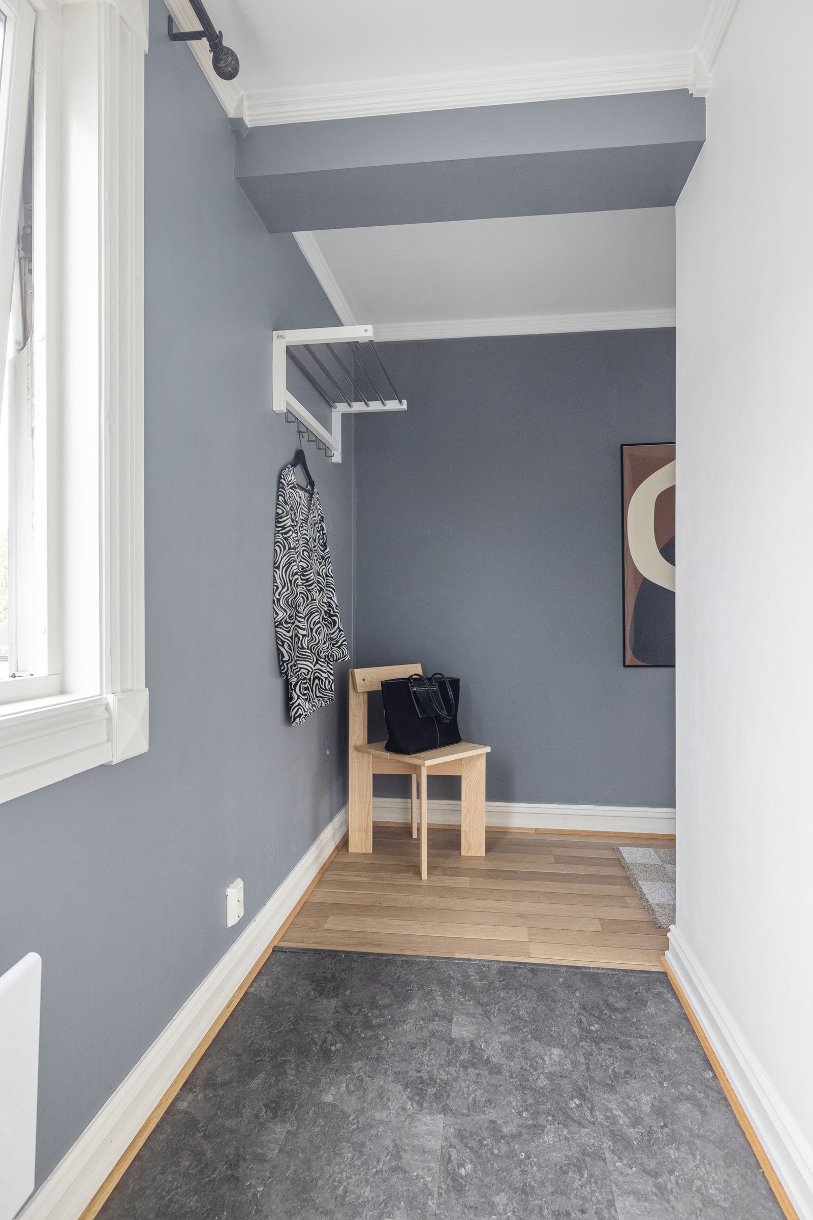 Leiligheten har praktisk adkomst fra begge etasjene med heis direkte til leilighetsplan. Galleribilde