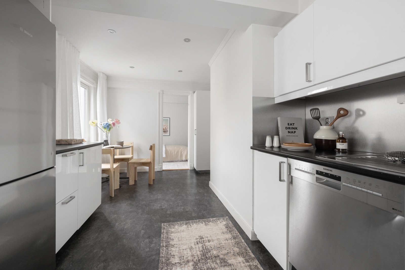 Innredning med mekanisk avtrekksvifte over stekesonen og opplegg for oppvaskmaskin, komfyr og kjøl/fryseskap. Galleribilde