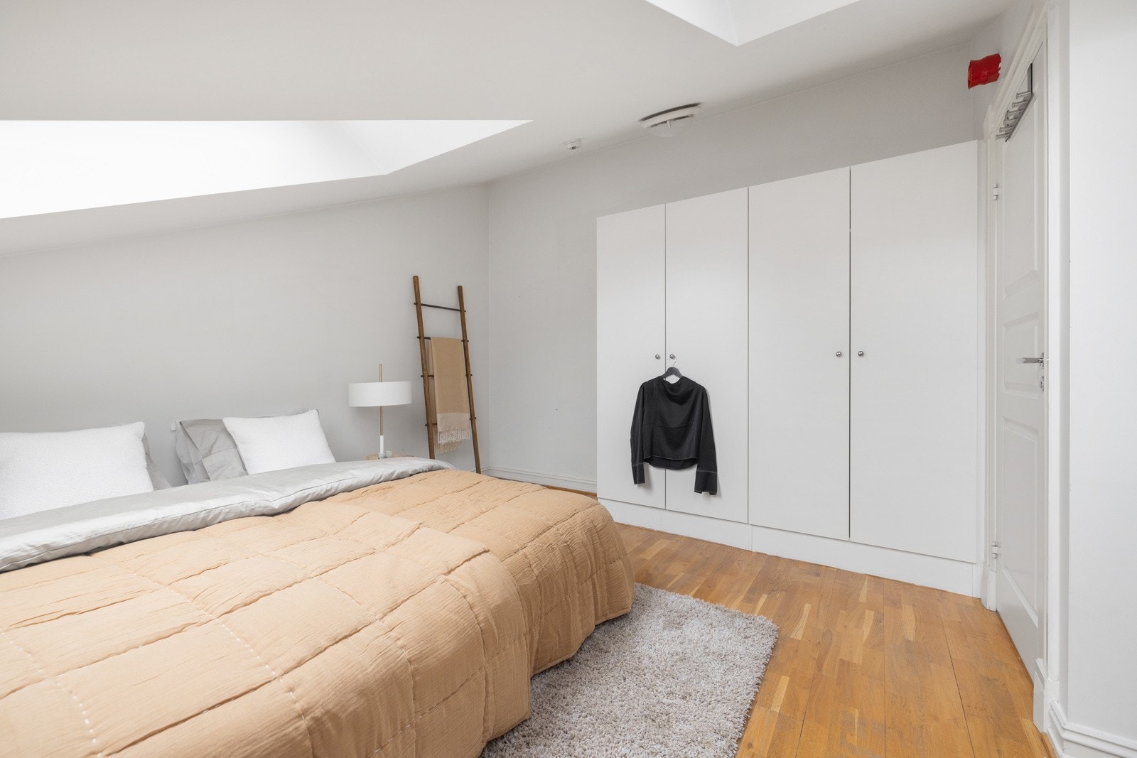 Rommet er innredet med et romslig garderobeskap hvor det er rikelig med skapplass. Galleribilde