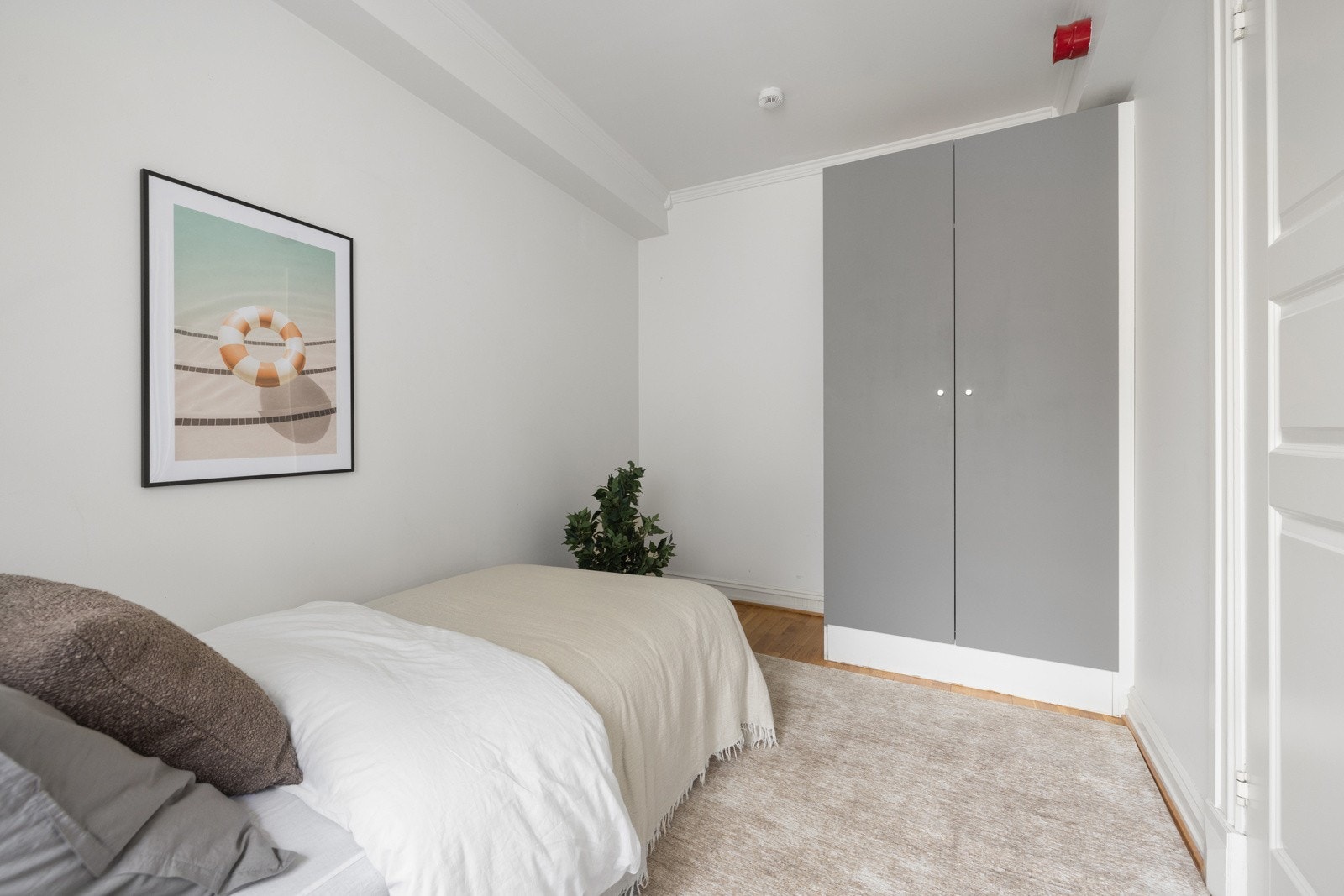 Soverom i leilighetens 1. etasje egner seg ypperlig som gjesterom, med plass til seng og garderobeskap. Galleribilde