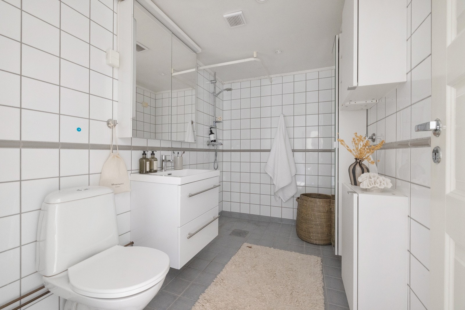 Romslig, flislagt bad med gulvvarme og mekanisk avtrekk. Galleribilde