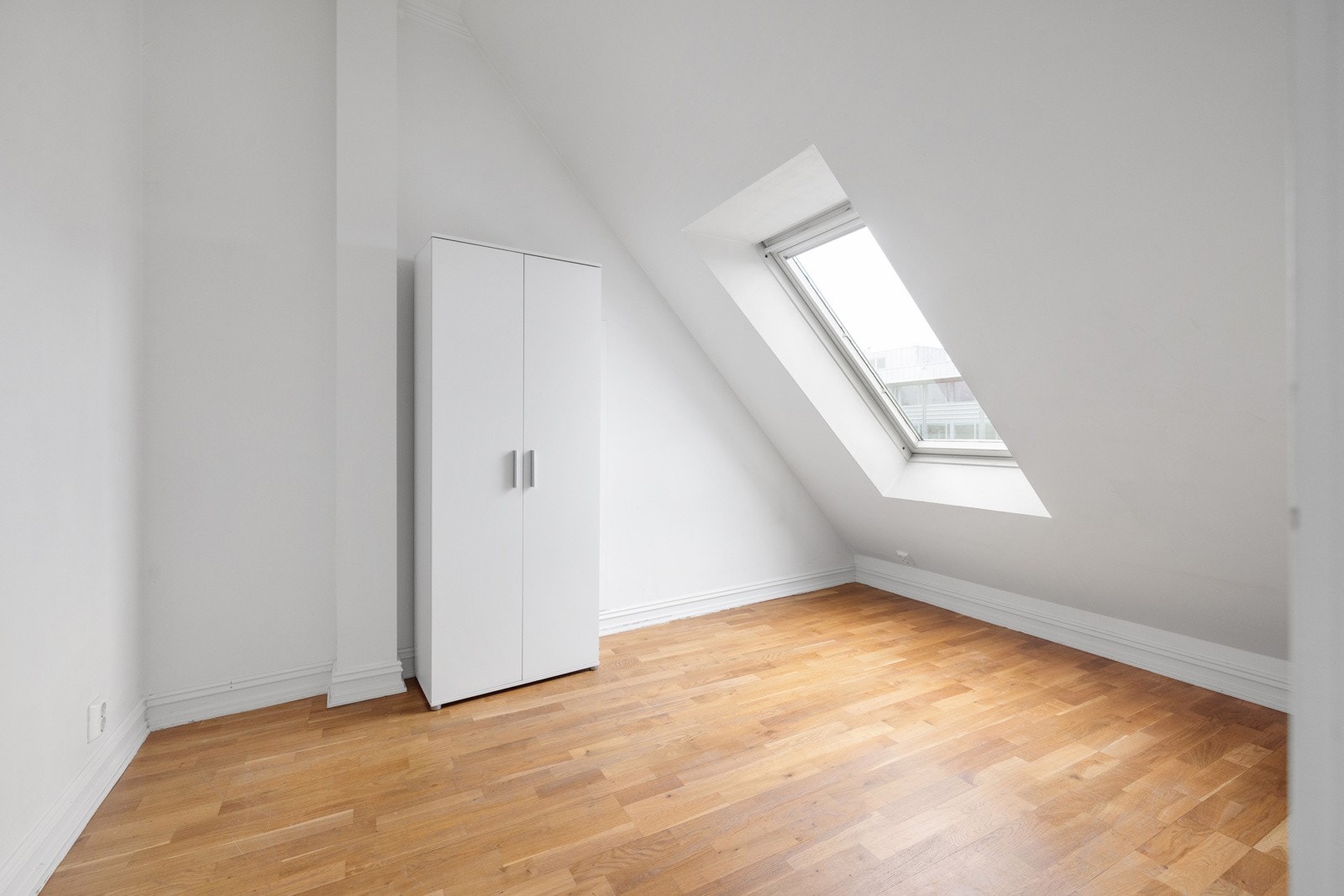 Soverom II er også av god størrelse med plass til seng, nattbord og garderobeskap. Galleribilde