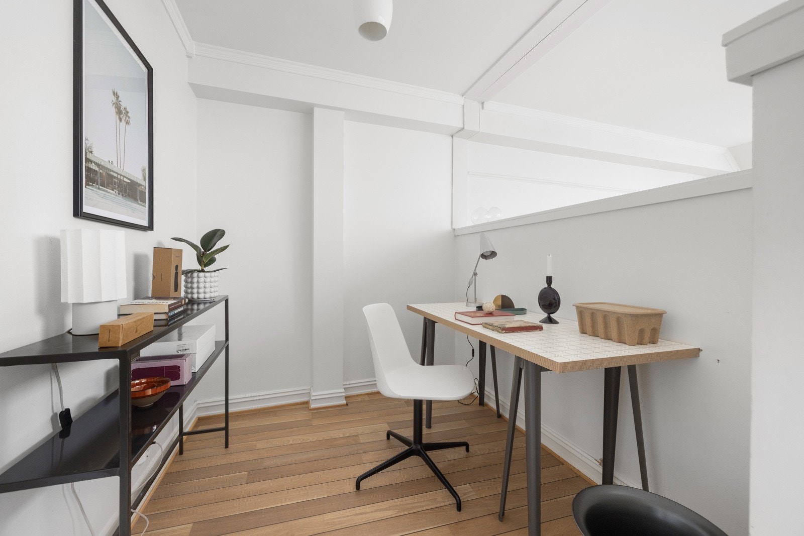 En praktisk innvendig bod er delvis åpnet opp og egner seg utmerket som et kontorhjørne eller en stilfull barløsning. Galleribilde