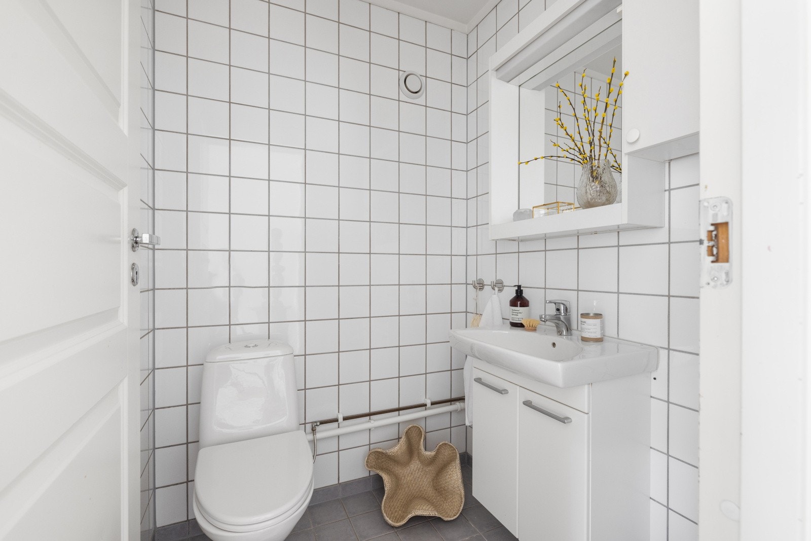 Toalettrommet er funksjonelt innredet med servant, underskap, speil med integrert sideskap og toalett. Galleribilde