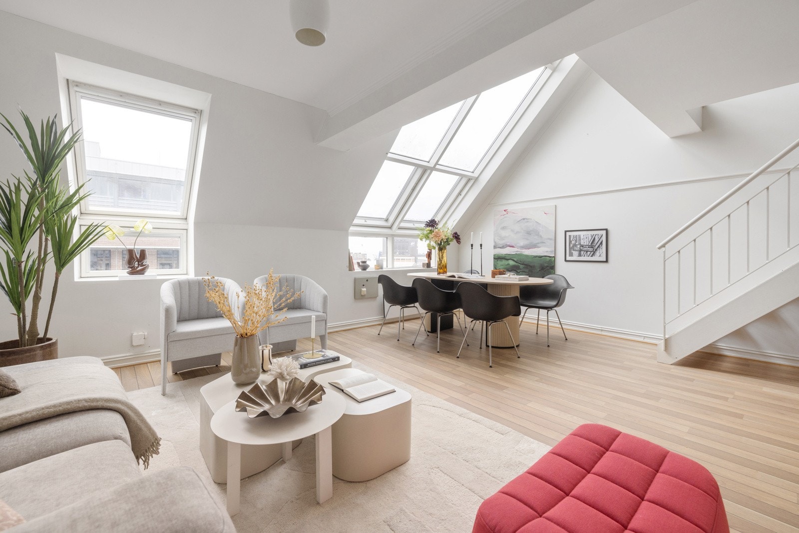 Vi har gleden av å presentere en lys og særegen toppleilighet over to plan - med attraktiv beliggenhet midt på Vika, kun et steinkast fra Tjuvholmen og Aker Brygge. Galleribilde