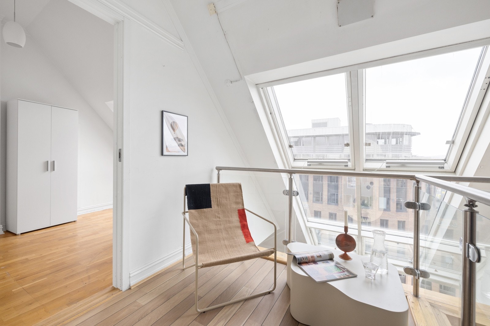 Hyggelig hems med plass til liten sittegruppe hvor man kan nyte det luftige utsynet. Galleribilde