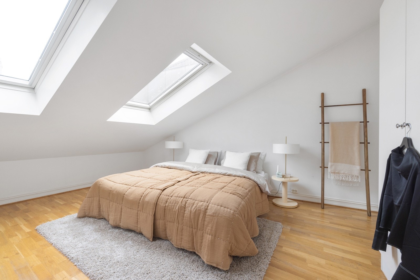 Hovedsoverommet er romslig med god plass til stor dobbeltseng med nattbord på hver side. Galleribilde