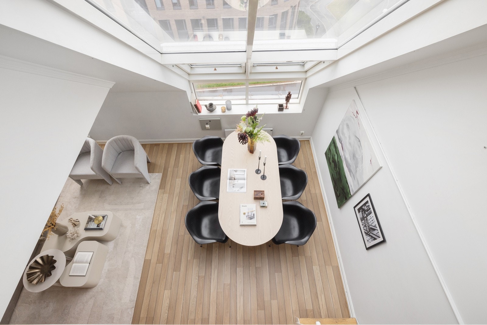 Store vindusflater og en sjenerøs takhøyde på opptil 4,26 meter gir leiligheten en helt spesiell romfølelse og rikelig med naturlig lys. Galleribilde