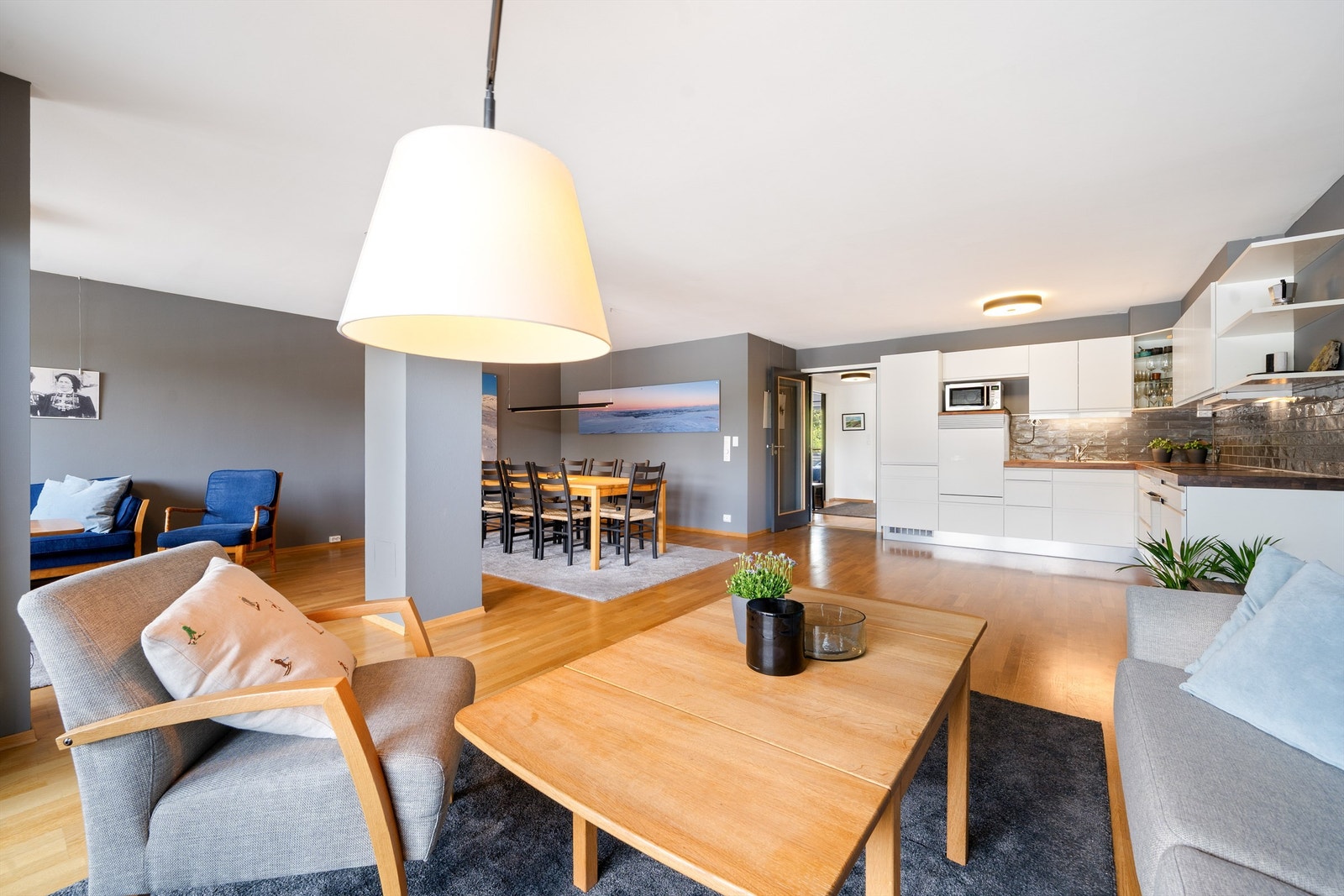 Åpen og sosial stue / kjøkken løsning med god plass til gjester Galleribilde