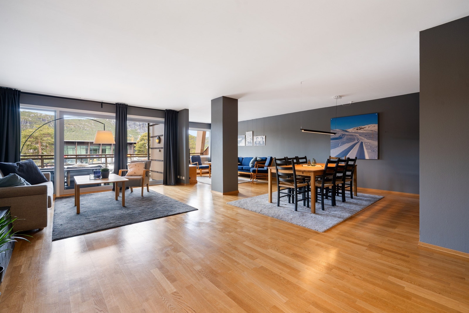 Åpen og romslig stue med god plass til flere sittegrupper Galleribilde