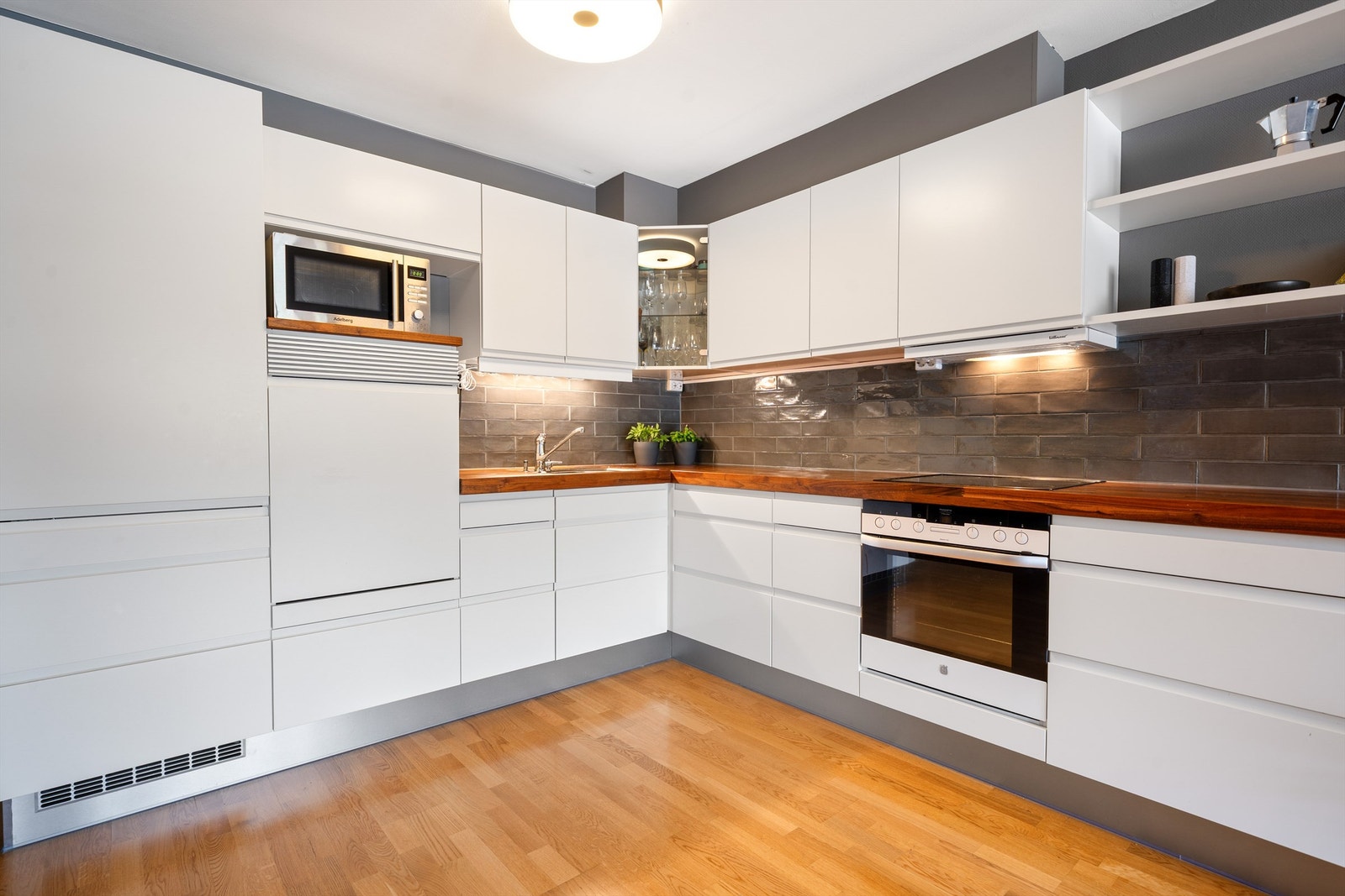 Kjøkkenet er lyst og innbydende og byr på hyggelige matopplevelser Galleribilde