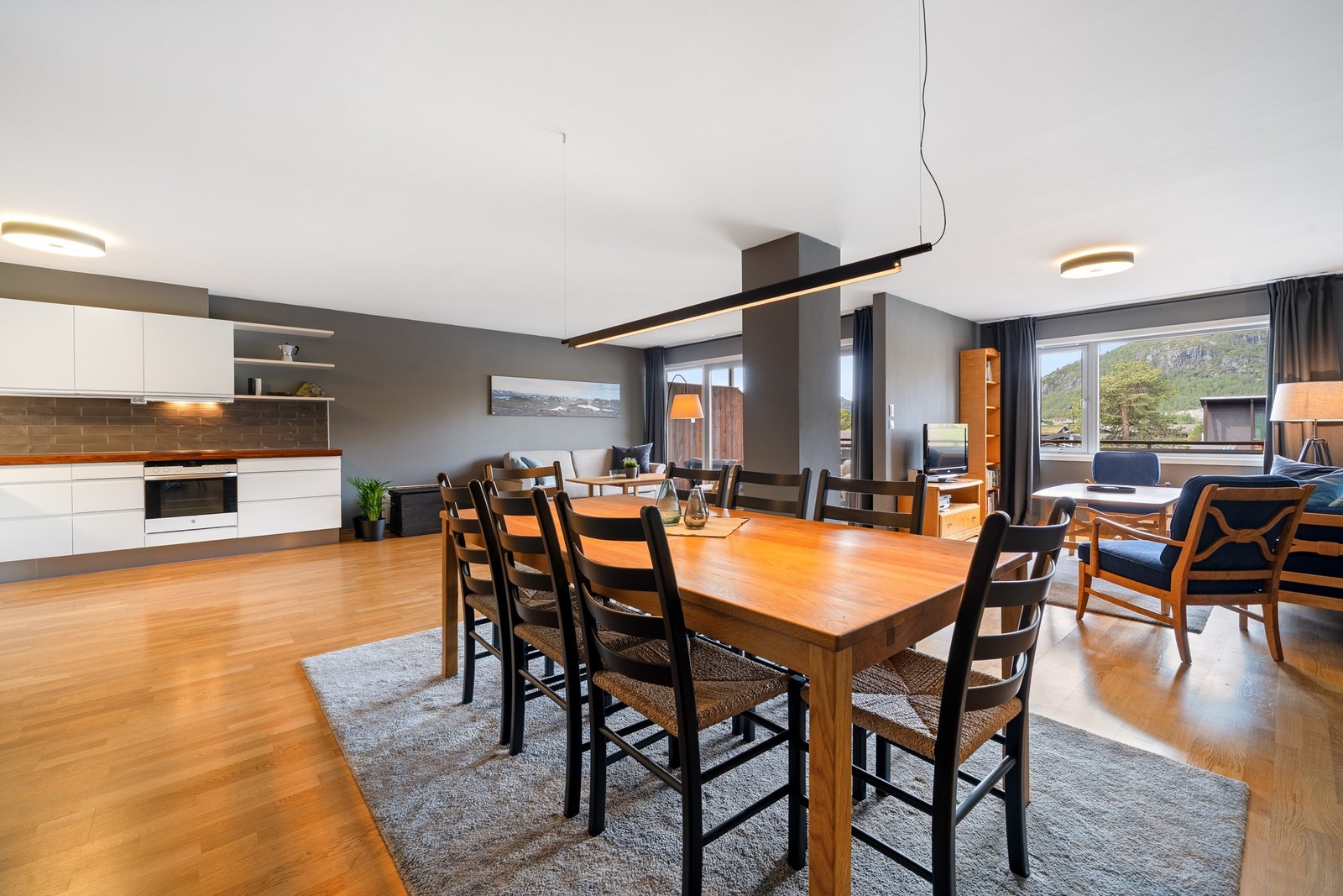 God plass til spisestue og middagsgjester! Galleribilde