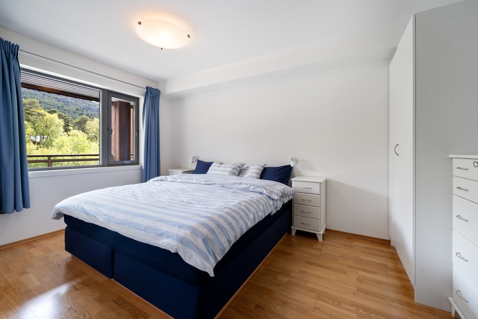 God plass til stor seng og garderobe Galleribilde