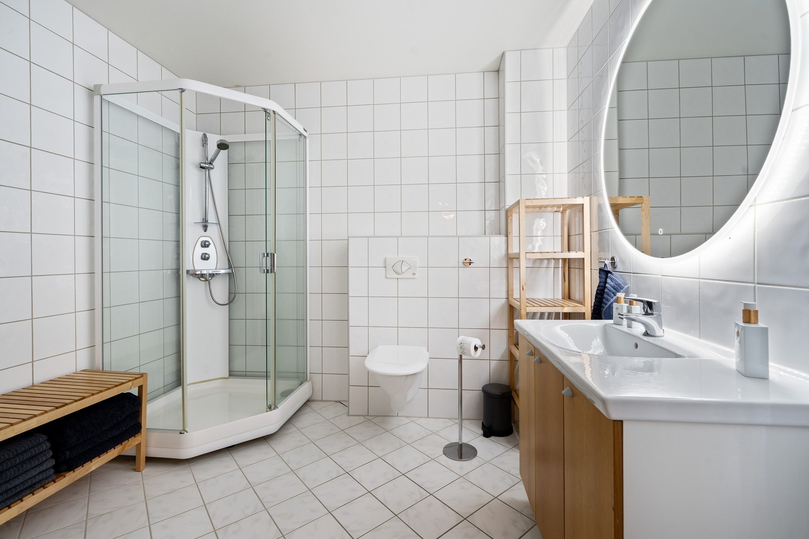 Flott og praktisk bad med dusjkabinett, vegghengt wc, servant med god skapplass Galleribilde