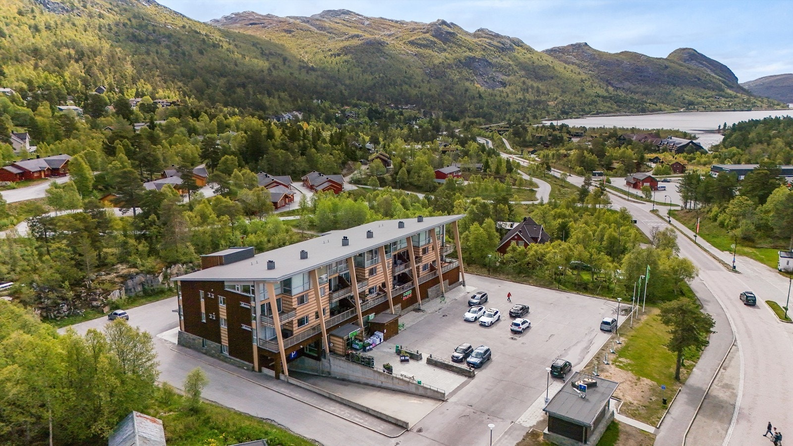 Kort vei til flere av Hovdens flotte turområder, toppturer og Hartevatn og Otra for bading og aktiviteter på sommeren! Galleribilde