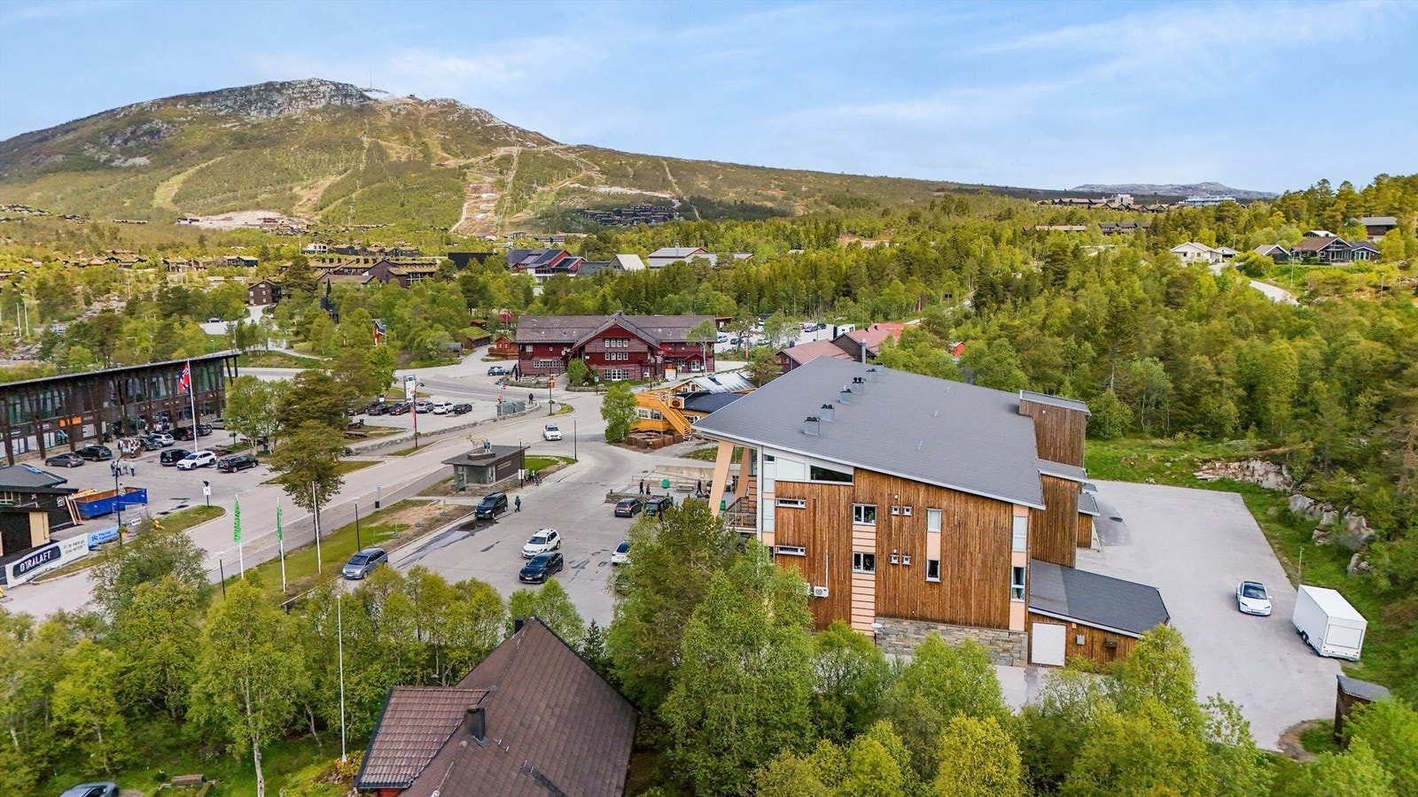 Beliggenhet i forhold til skisenteret, sentrum og fjelltoppene Galleribilde