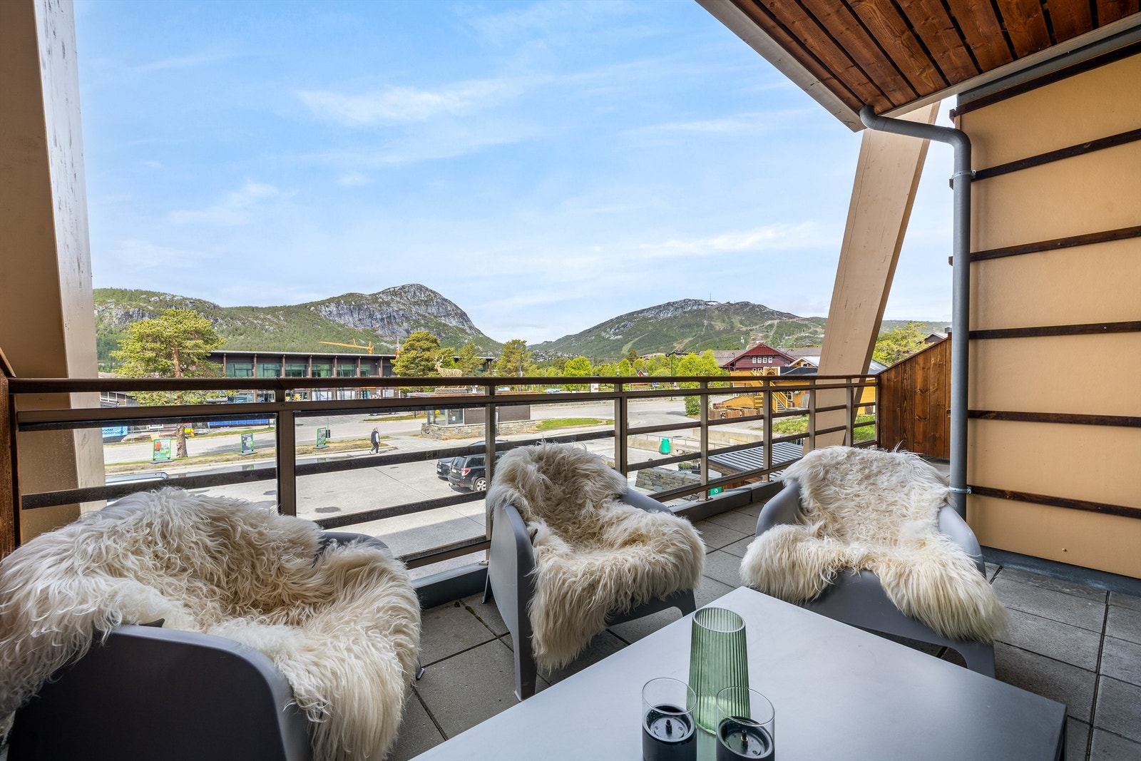 Flott utsikt mot skisenteret og fjelltoppene fra balkongen Galleribilde