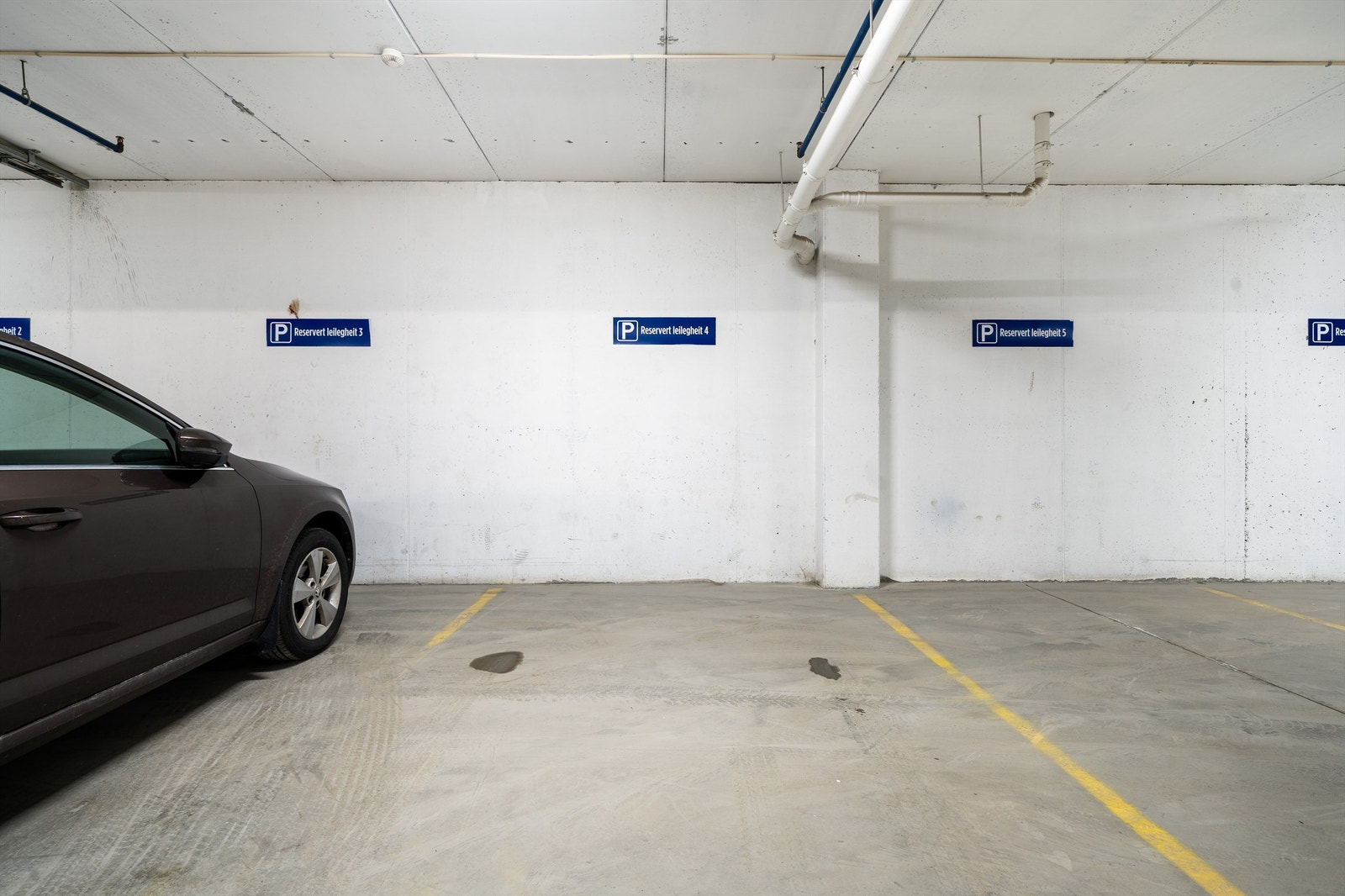 Parkeringsplass i byggets kjeller Galleribilde