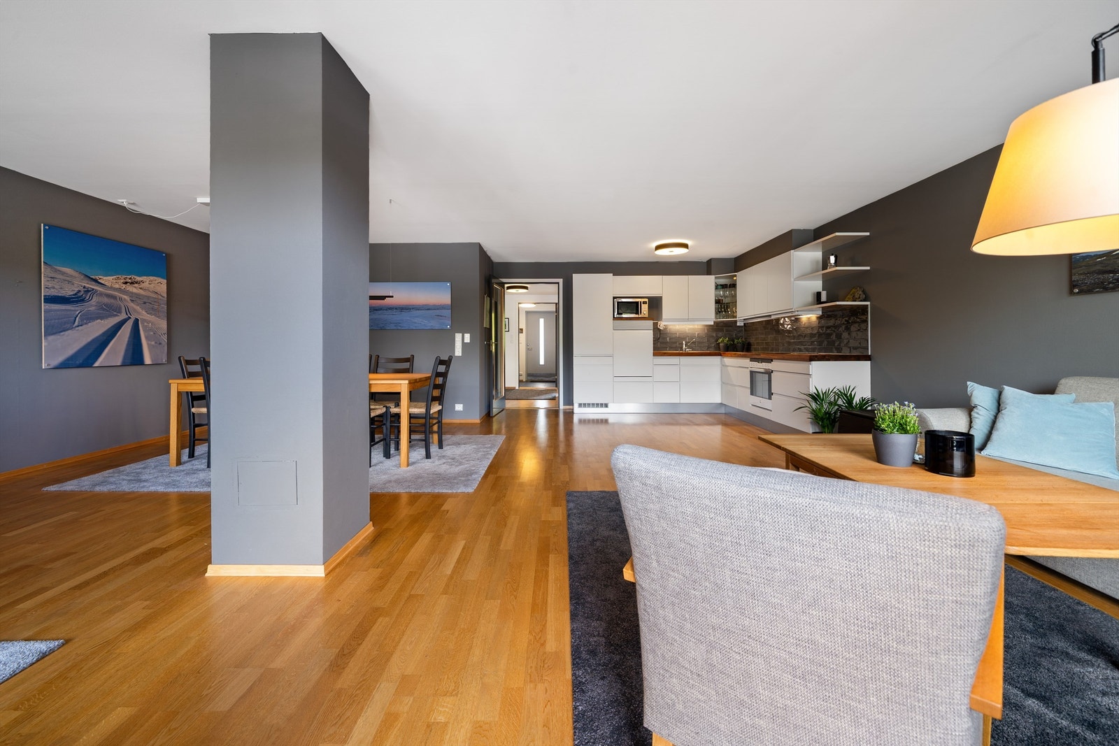 Et stort og inkluderende oppholdsrom som er hyggelig for hele familien Galleribilde