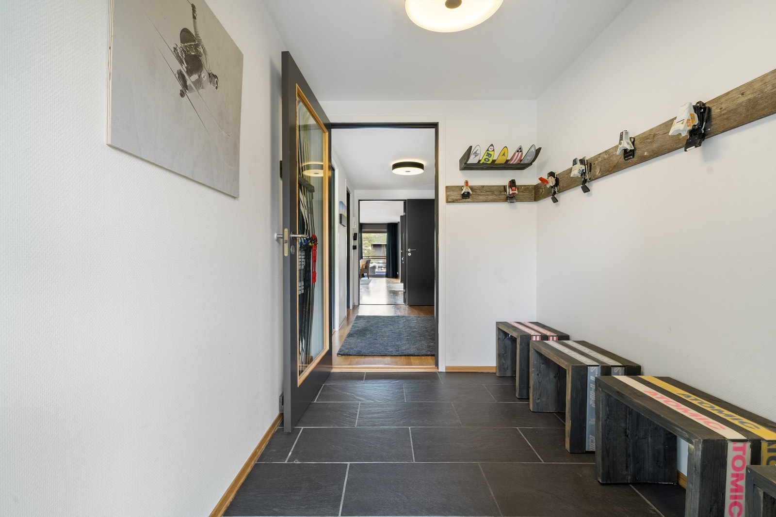 Lys og praktisk entre / grovgang med fliser og god plass til å henge fra seg ytterklær og skisko! Galleribilde