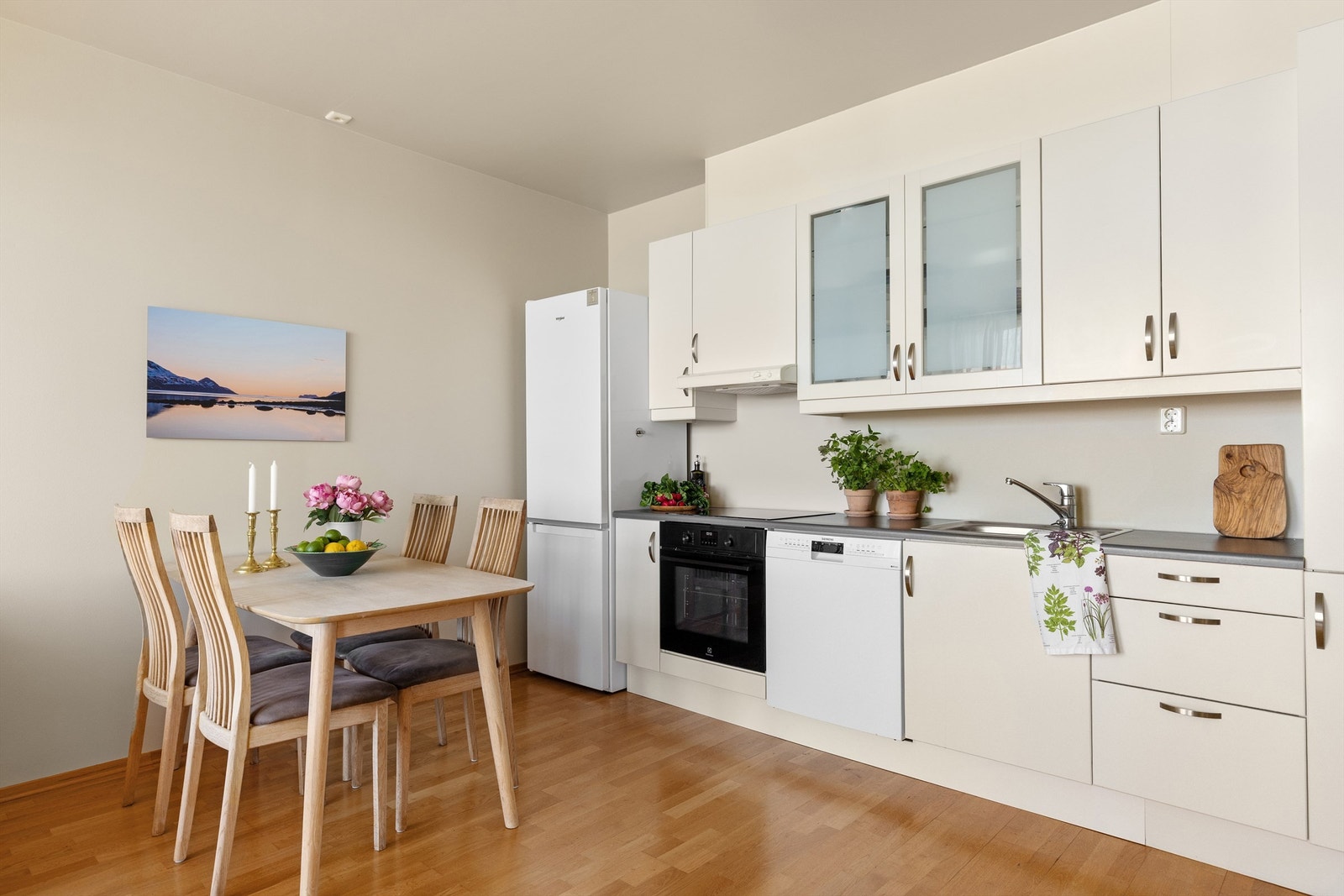 Kjøkkeninnredningen er fra byggeår, men fremstår pen og velholdt Galleribilde