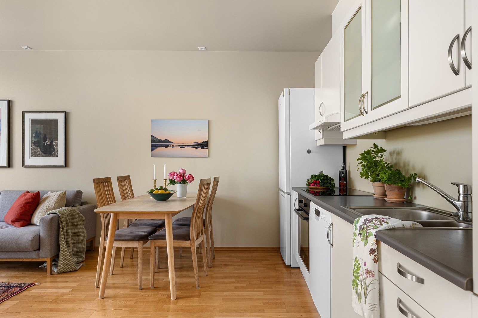 Det er god plass til en spisebord ved siden av kjøkkenet Galleribilde