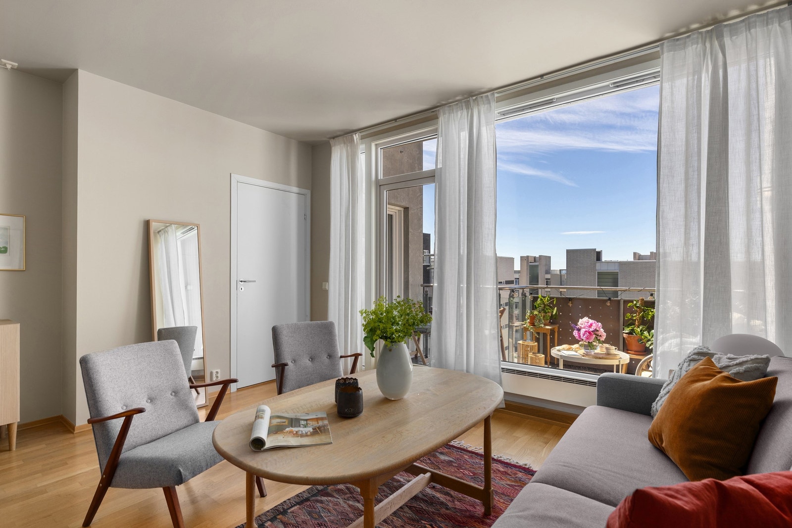 Listefrie overganger til tak gir et moderne uttrykk til rommet Galleribilde