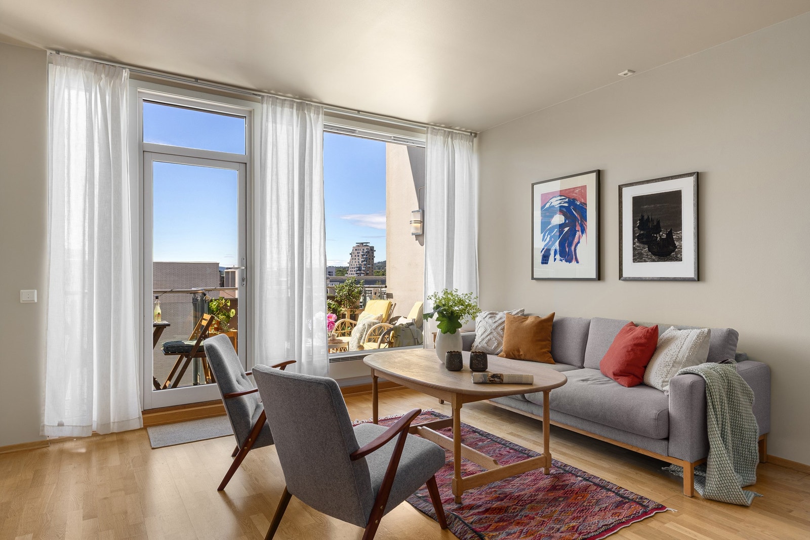 Store vindusflater gir en hyggelig atmosfære med naturlig lys til rommet Galleribilde