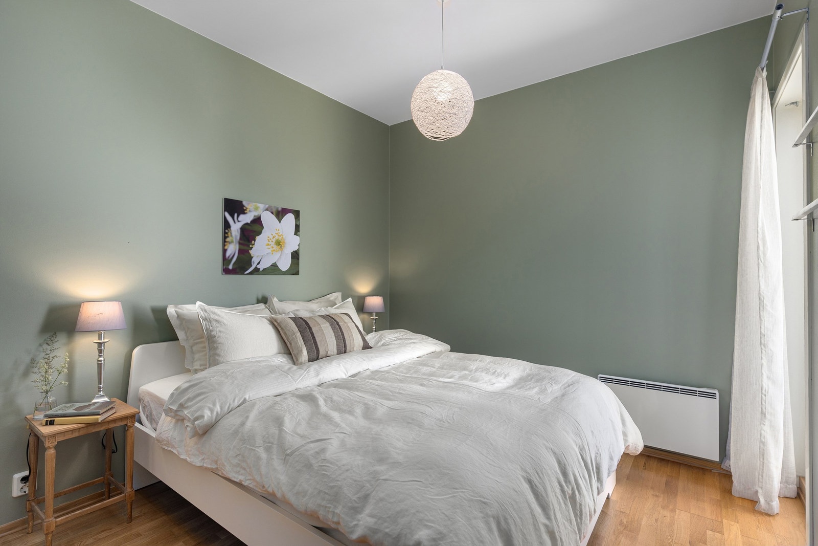 Soverommet er av god størrelse med god plass til en stor dobbeltseng og nattbord på hver side Galleribilde