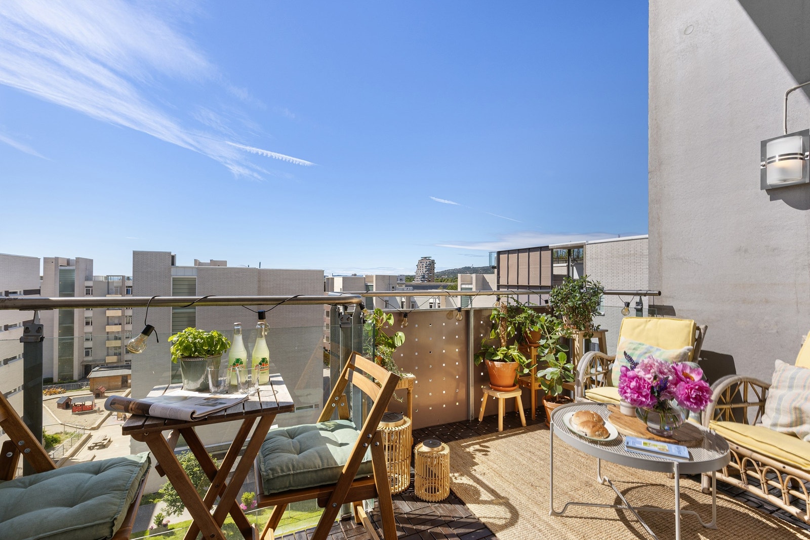 Her kan du kose deg med møblering av forskjellige sittegrupper, planter og lykter for å skape dit eget preg på uteplassen Galleribilde