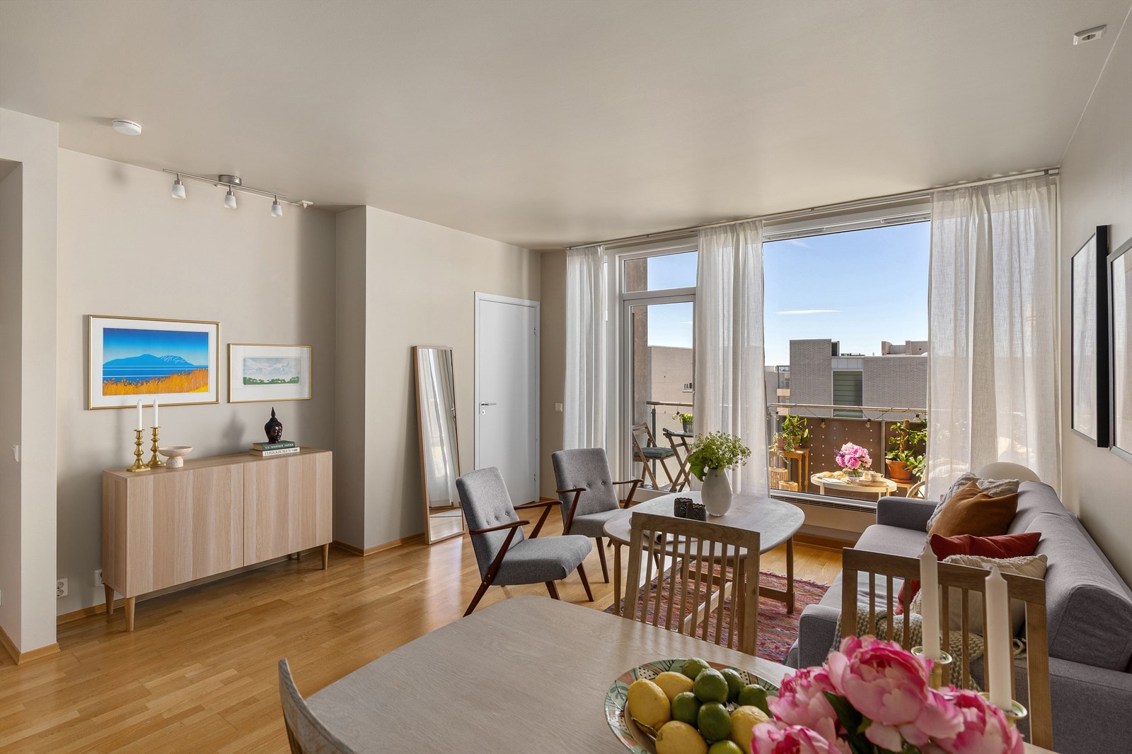 Velkommen til en flott 2-roms med god beliggenhet i 6. etasje. Stor og solrik balkong! Galleribilde