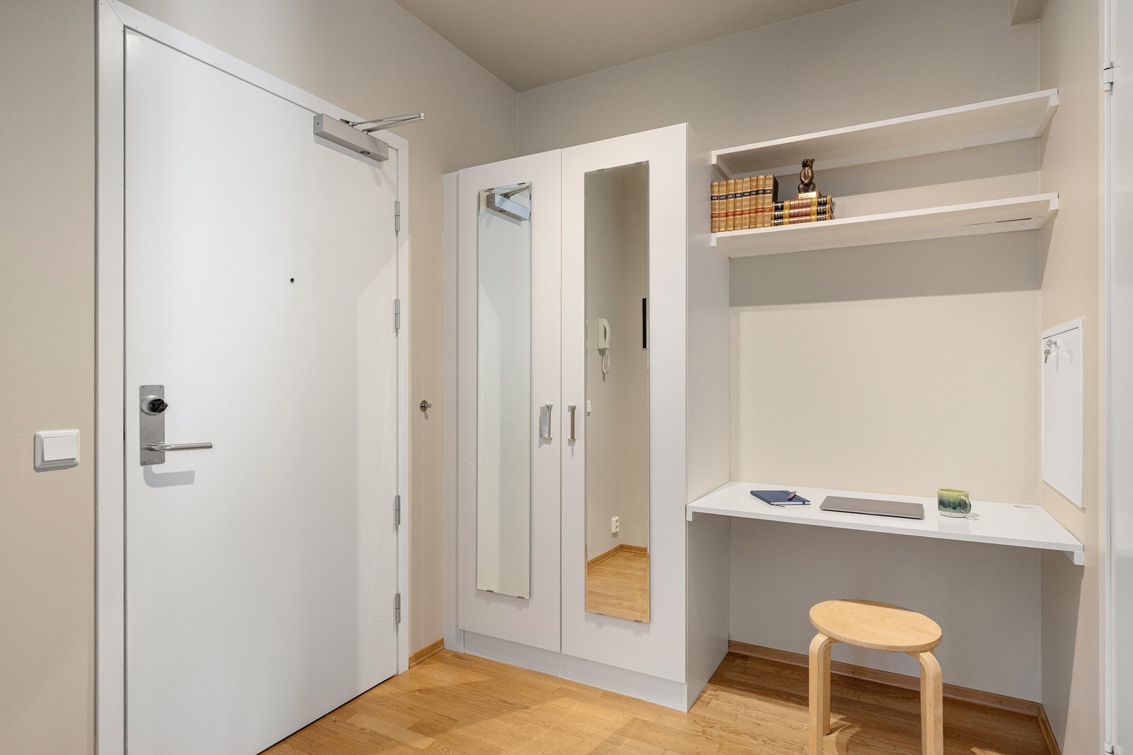 Koselig entré med plass til yttertøy i garderobeskap, samt oppbevaring og dekor i vegghengte hyller. Det er i tillegg laget en koselig arbeidsplass med plass til en krakk under pulten Galleribilde