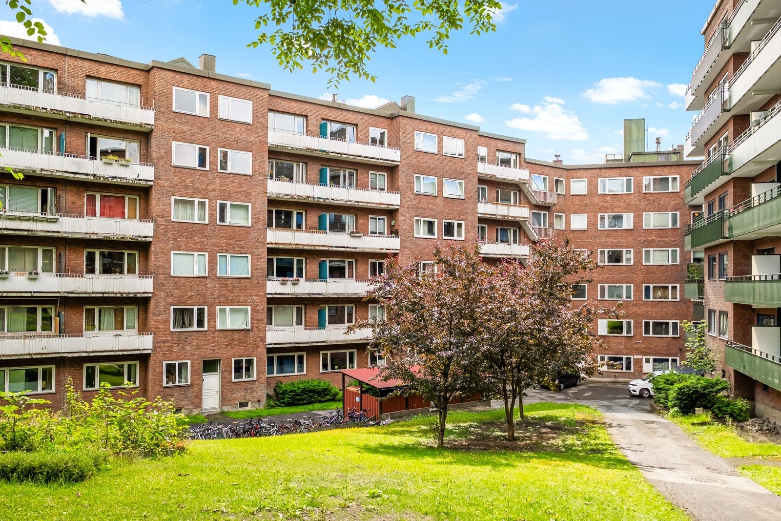 Frodig og hyggelig bakgård til fri benyttelse for beboerne! I tillegg er det fellesrom i kjelleren som kan bookes til feiringer og arrangementer. Galleribilde