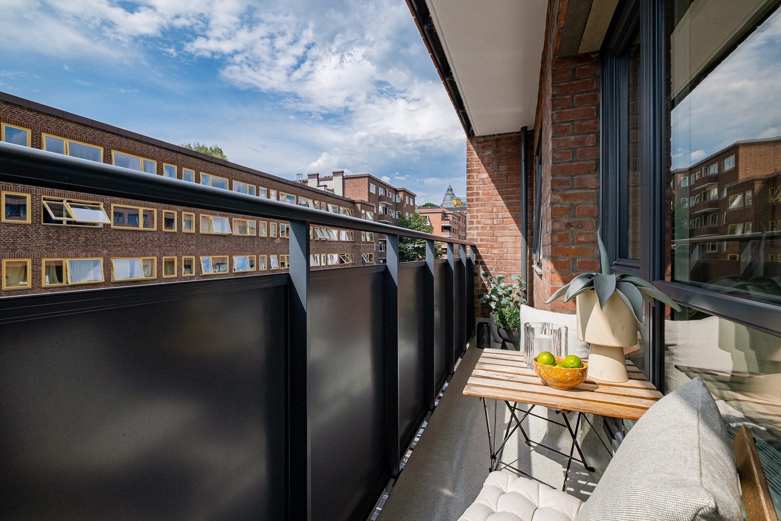 Balkongen er på ca. 5 kvm med plass til utemøblement. Balkongen er perfekt for å nyte frokost eller lange sommerkvelder. Selger opplyser om at det er sol på balkongen fra kl. 12:30 til ca. kl. 20:30 på sommerstid. Galleribilde