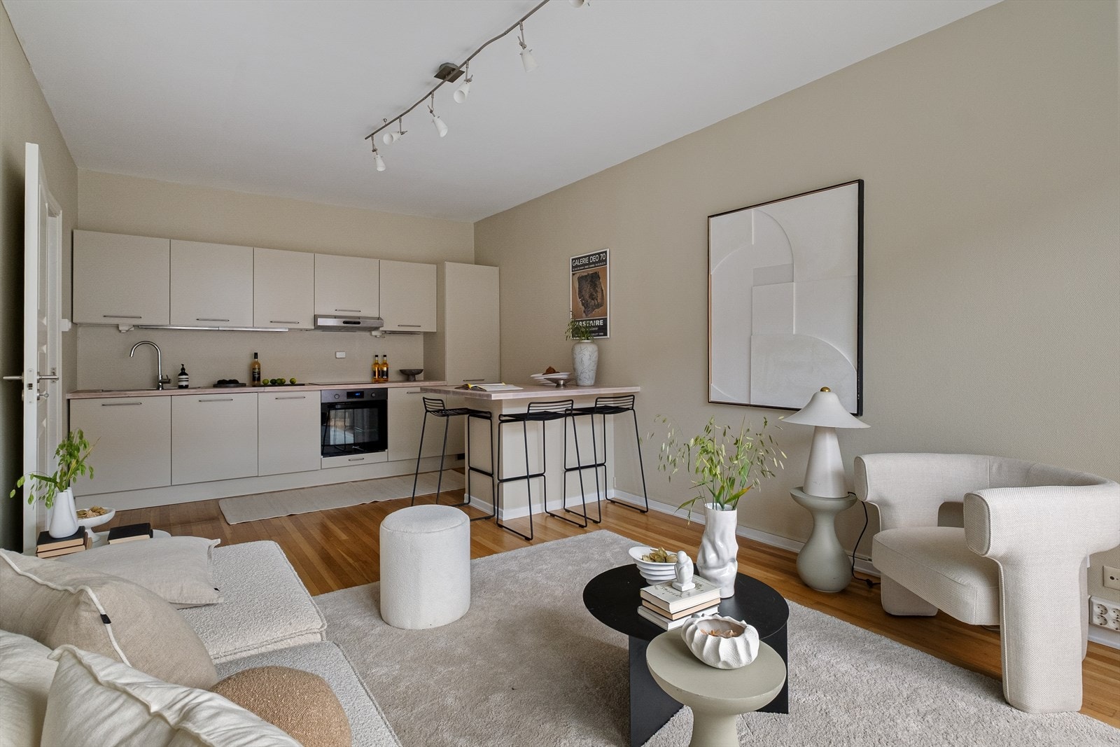 Kjøkkenet har glatte fronter i beige toner på innredning og benkeplate i heltre. Galleribilde