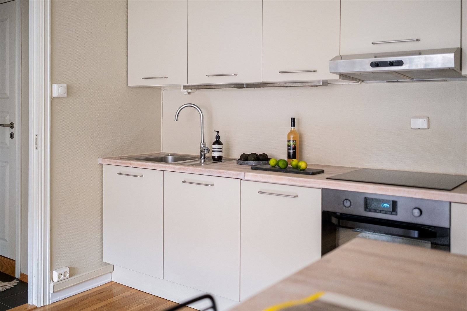 Praktisk belysning over benkeplaten. Galleribilde