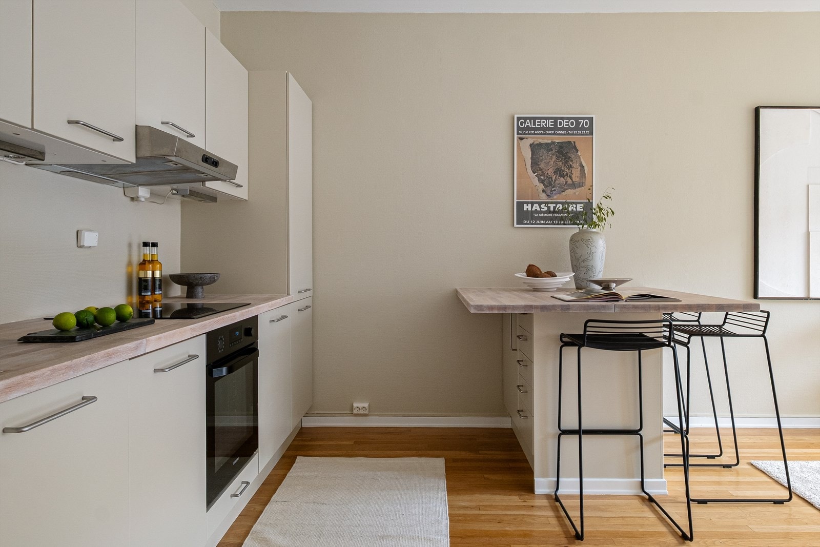 Kjøkkenøya understreker en sosial sone og byr i tillegg på rikelig med oppbevaringsplass. Galleribilde