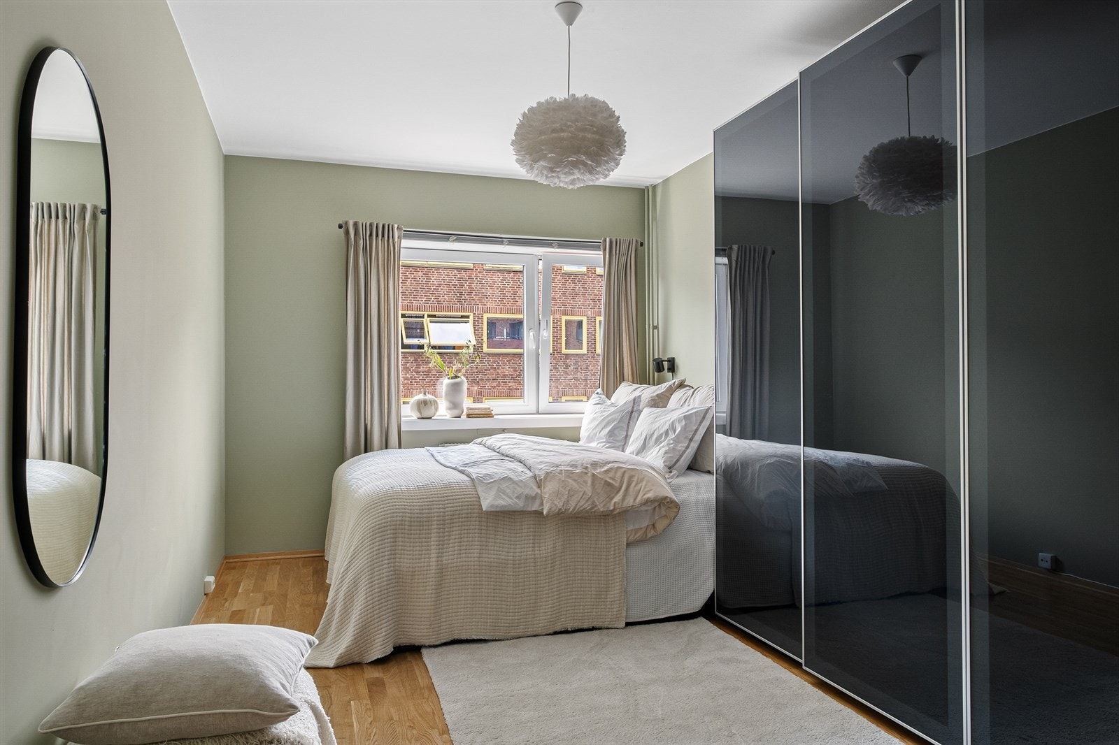 Leiligheten har to soverom av god størrelse. Hovedsoverommet har god plass til stor dobbeltseng. Galleribilde