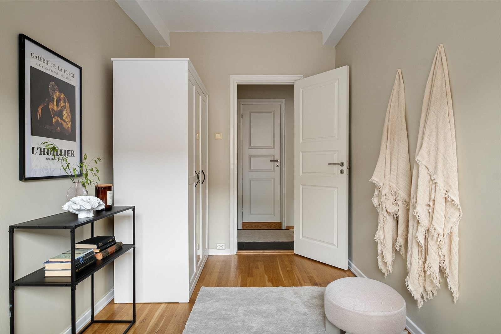 Soverom II har plass til dobbeltseng, skrivebord og garderobeløsning Galleribilde