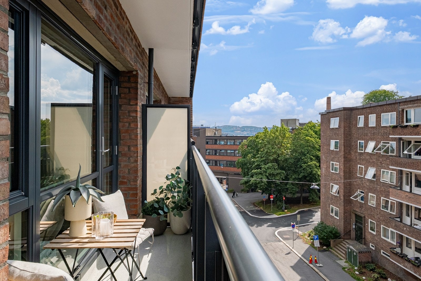 Fra stuen har du direkte adkomst til en balkong med mye sol! Balkongen vender sørvest mot en rolig og enveiskjørt gate. Galleribilde