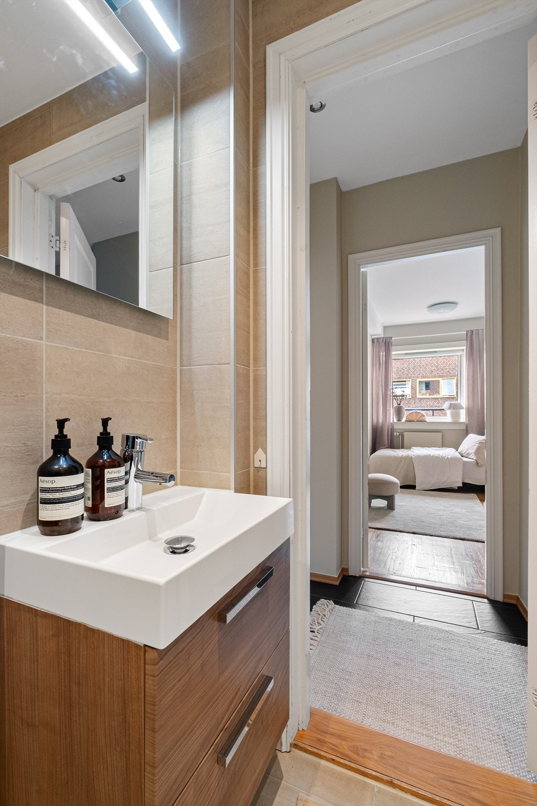 Det er også opplegg for vaskemaskin. I himlingen er det innfelte downlights som gir badet et moderne uttrykk og god belysning. Galleribilde