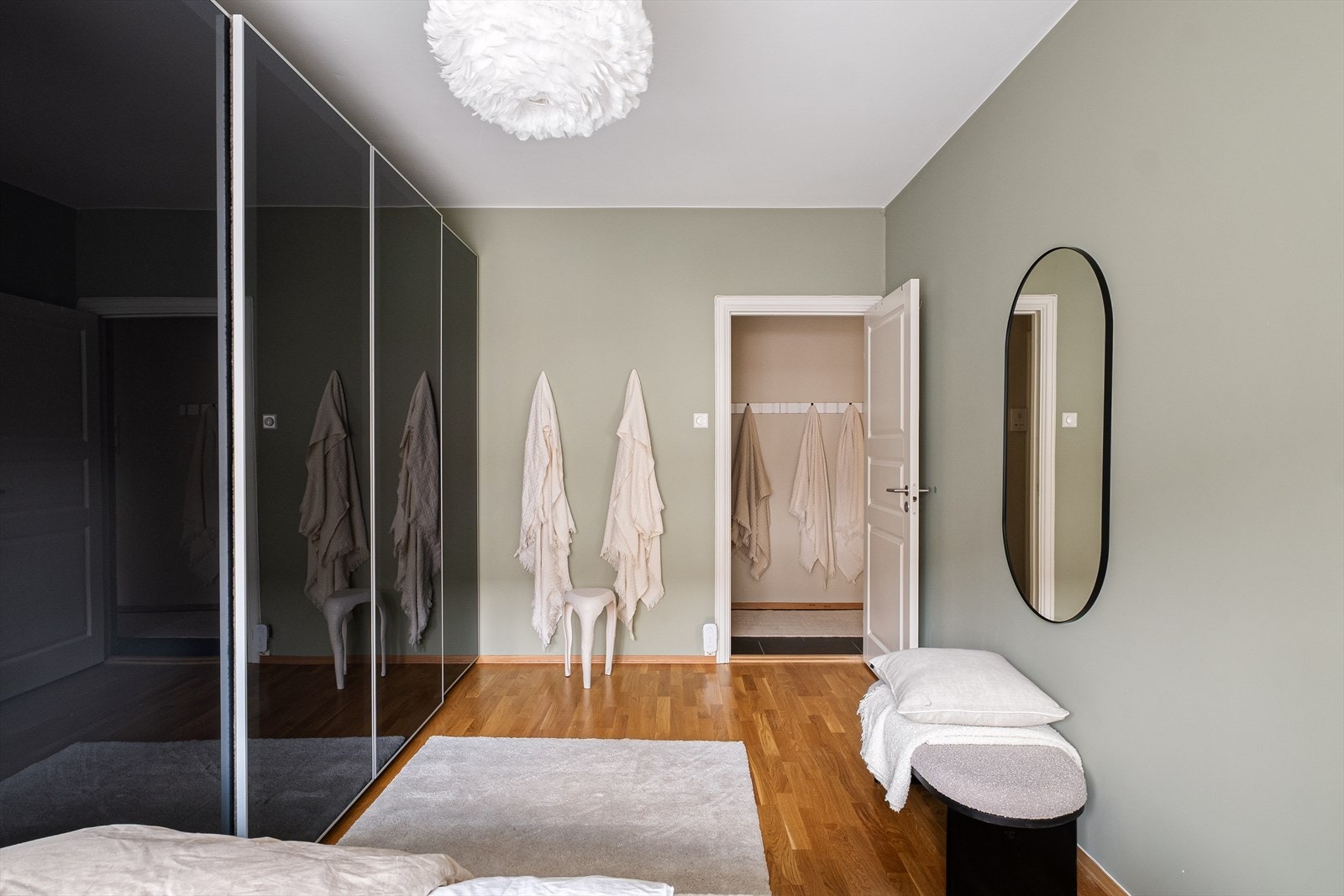 Det er skyvedørsgarderobe langs rommets vegg som tilrettelegger for rikelig med oppbevaring. Galleribilde