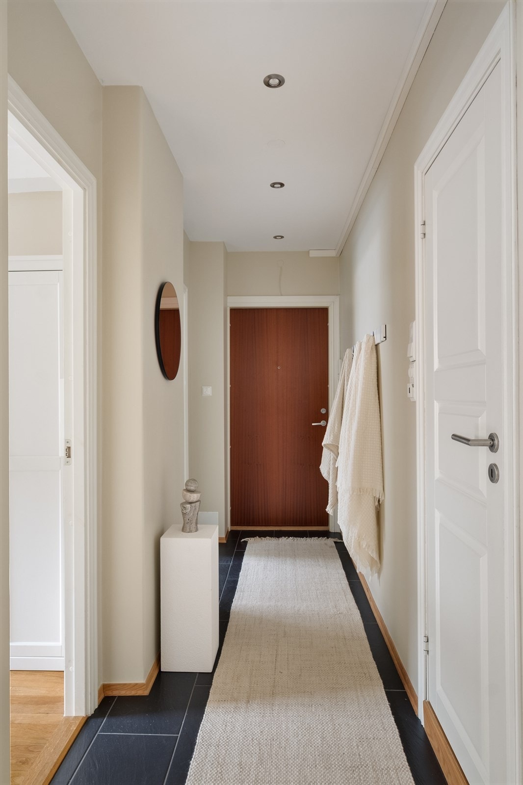 Entréen gir et godt førsteinntrykk av leiligheten. Her er det god plass til å oppbevare yttertøy og sko. Galleribilde