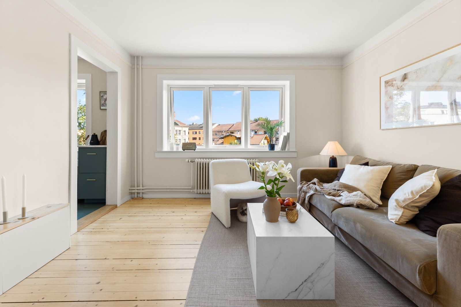 En lys og pen 2-roms hjørneleilighet med god planløsning, store vindusflater og godt med naturlig lys. Galleribilde