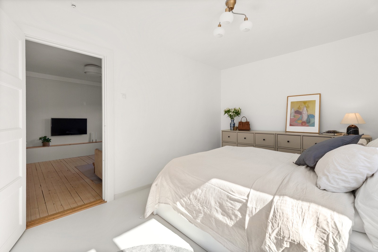 Det er gode oppbevaringsmuligheter i innebygde garderobeløsninger. Galleribilde