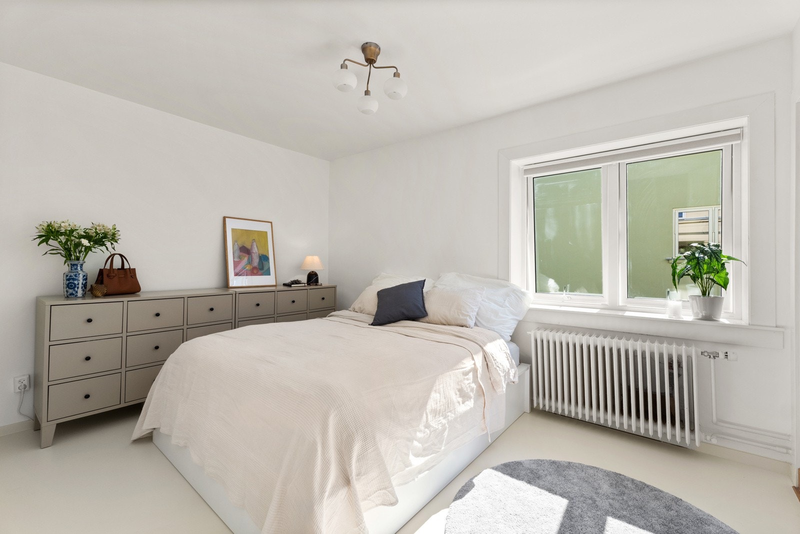 Leiligheten har et fint soverom med plass til dobbeltseng, nattbord og annet ønsket møblement. Galleribilde