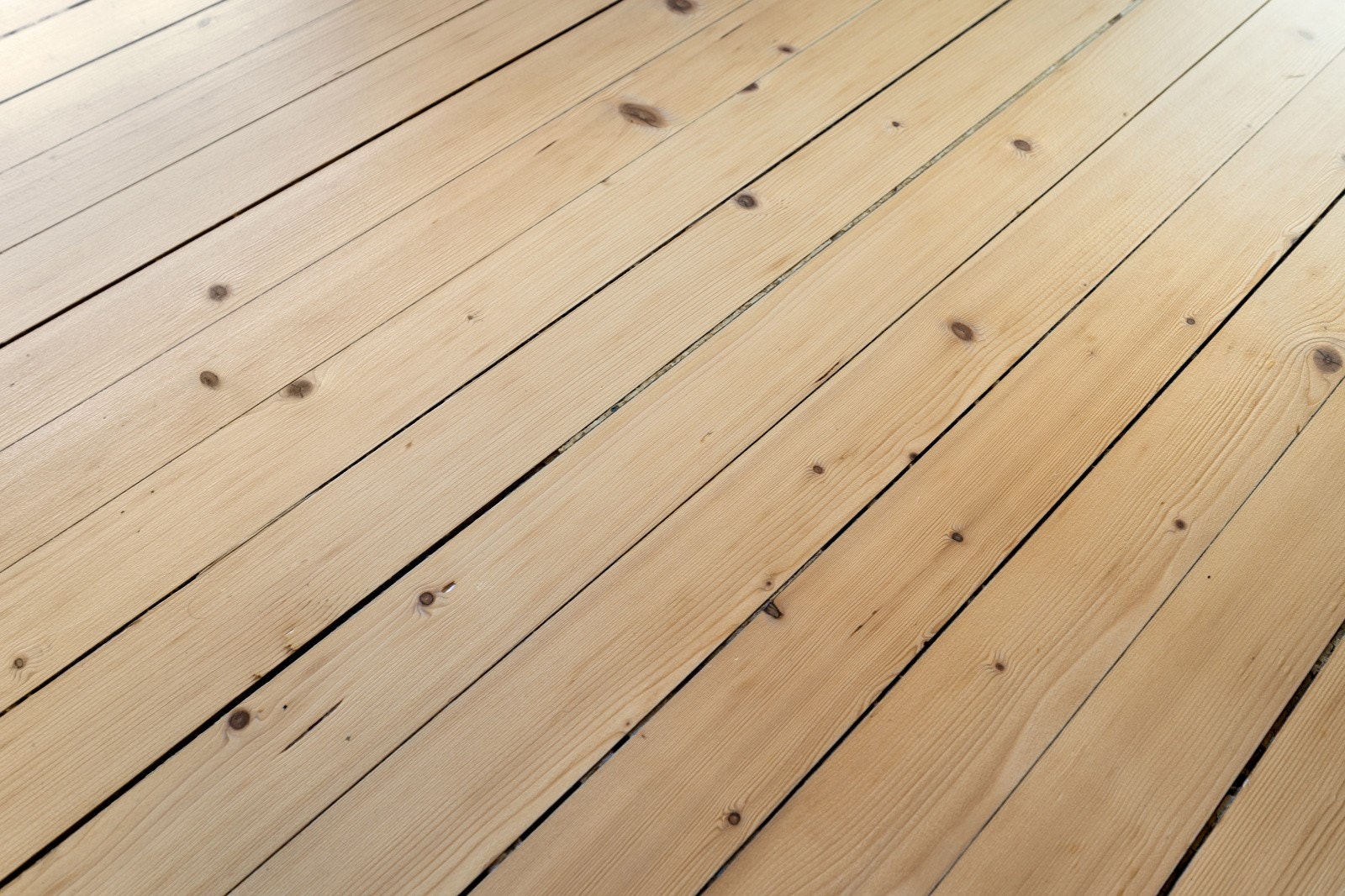 Det er sjarmerende originalt furugulv i stue og gang som ble slipt i 2025, samt parkett på kjøkken og soverom som ble malt i 2023 og 2025. Galleribilde