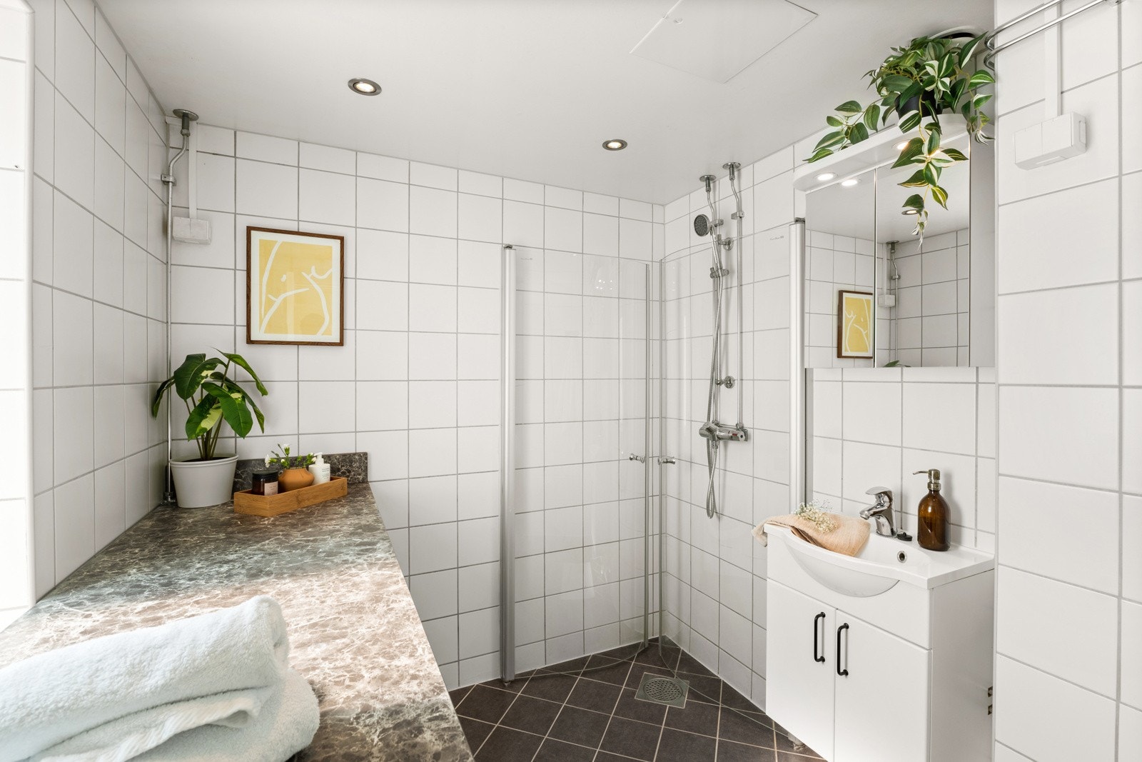 Pent flislagt bad med varmekabler i gulvet og downlights i himlingen. Galleribilde