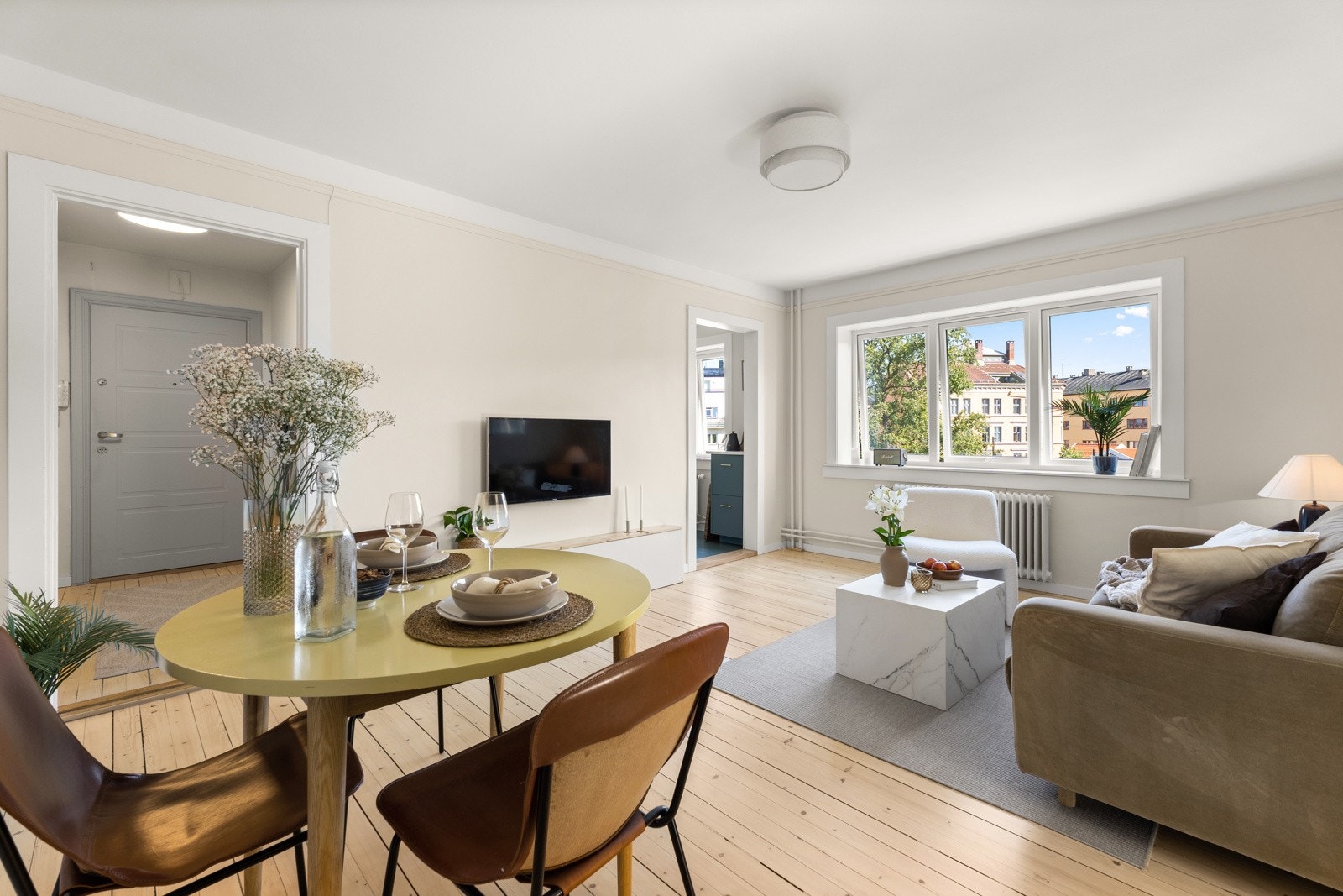 Leiligheten er vel gjennomført med lyse overflater malt i 2025. Galleribilde